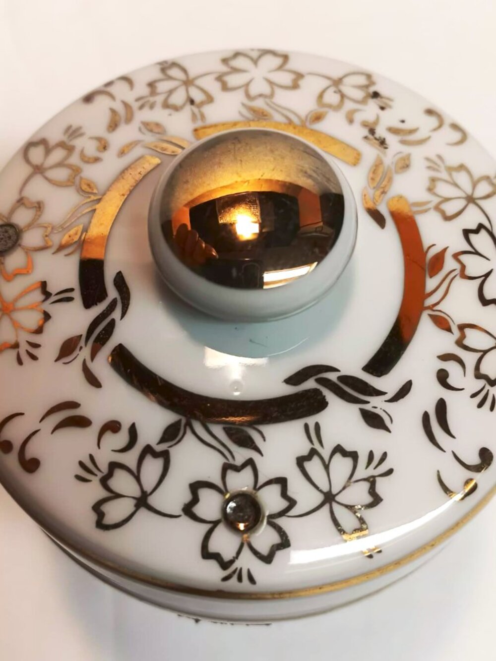 Vintage Lefton porcelain white and gold vanity trinket jar. - Picture 5 of 17